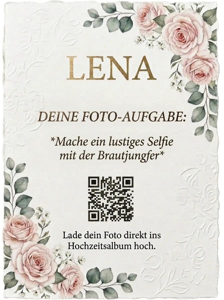 Tischkarte mit Gastnamen, Fotoaufgabe und QR-Code